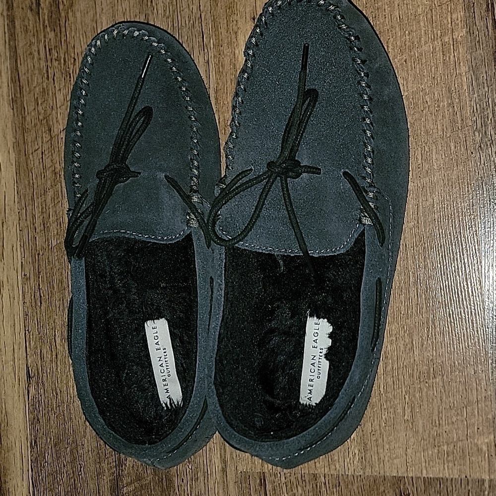 Wore Twice Inside Mens Small (7-8) American Eagle Moc Slippers - Picture 1 of 4